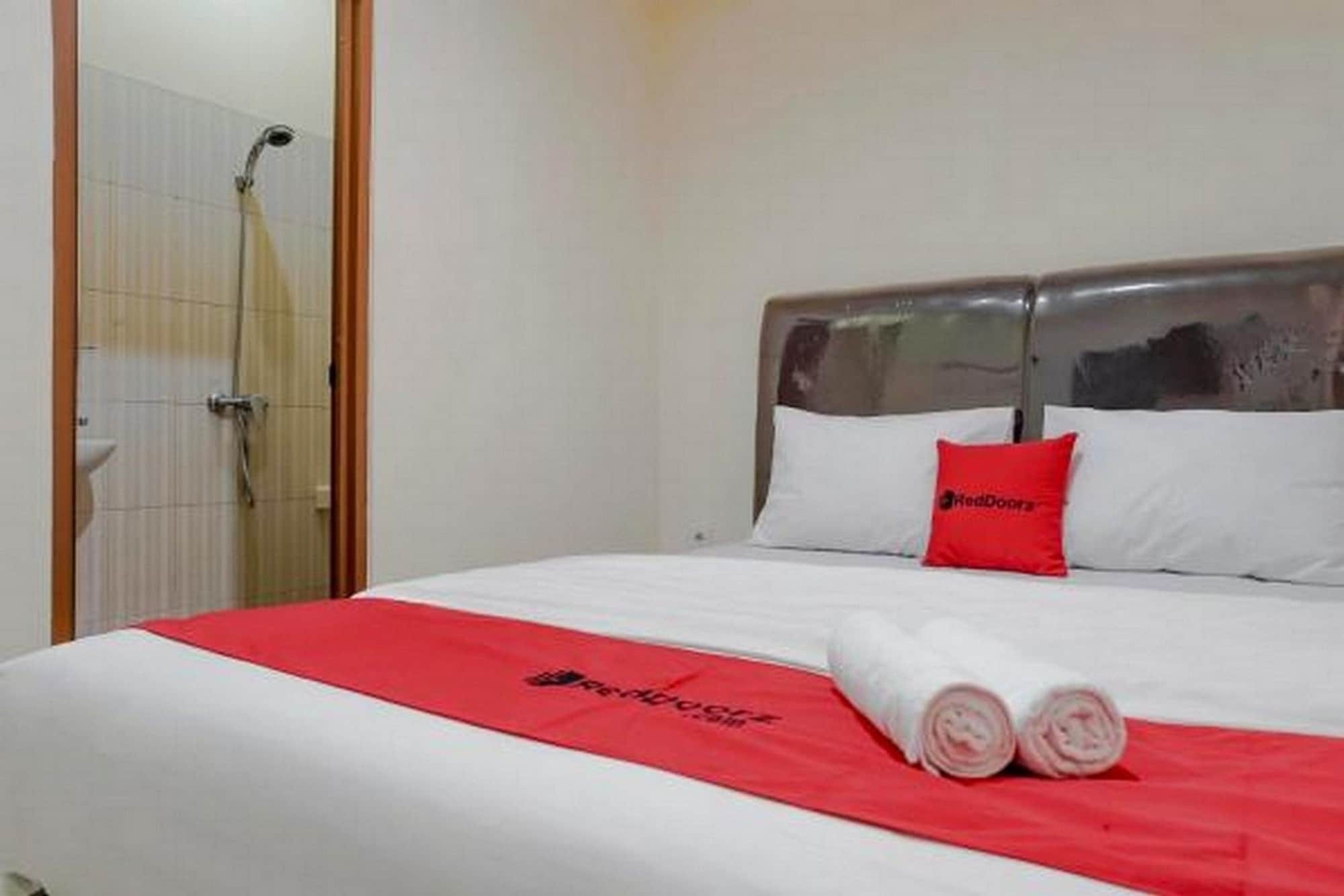 Reddoorz @ Jalan Biak Roxy Giacarta Esterno foto