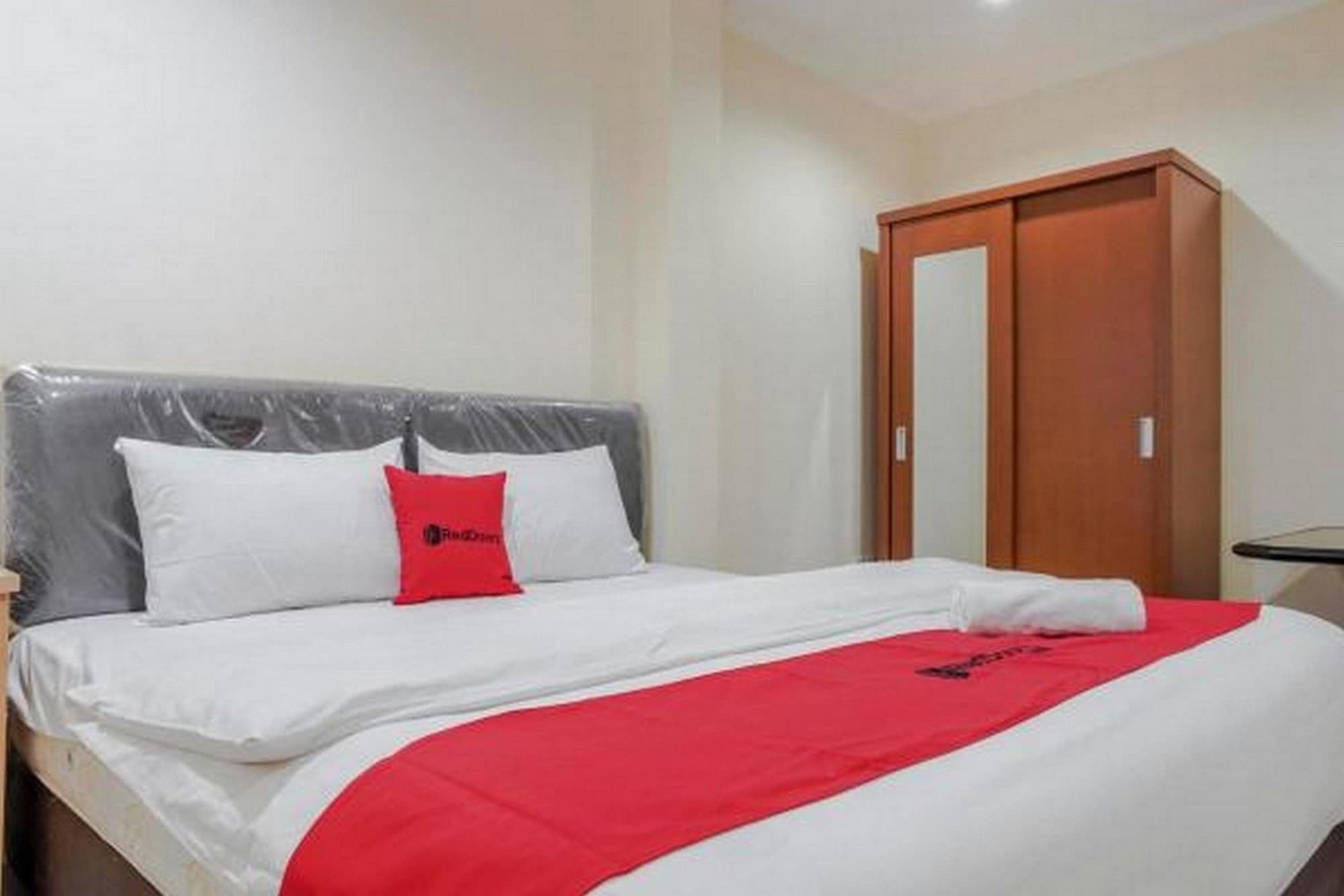 Reddoorz @ Jalan Biak Roxy Giacarta Esterno foto